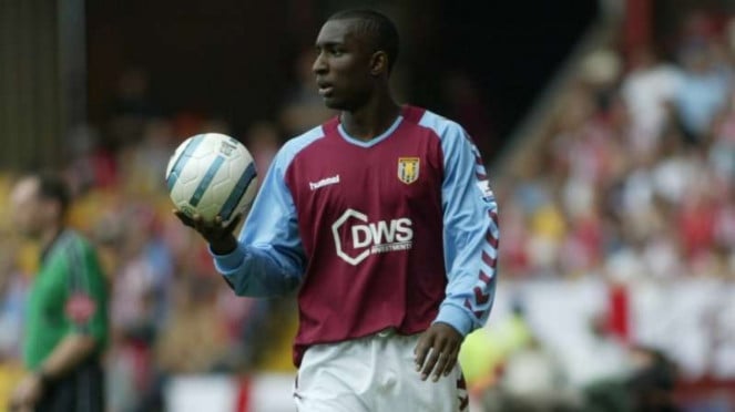 Jlloyd Samuel saat masih memperkuat Aston Villa