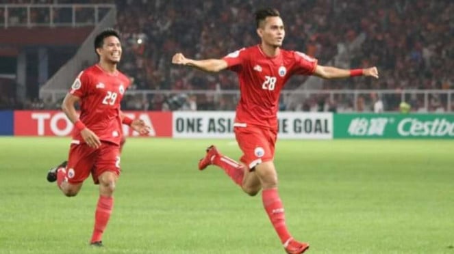 Bek Persija Jakarta, Rezaldi Hehanusa melakukan selebrasi., 1. Marc Klok , 3. Rezaldi Hehanussa, 4. Tony Sucipto, 5. Aliyudin 