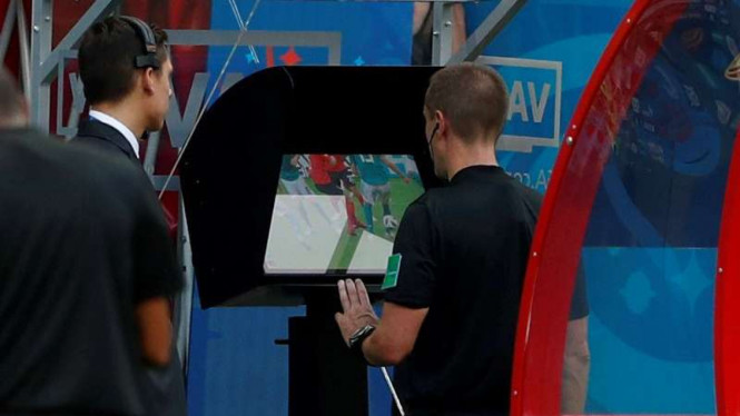 Ilustrasi Teknologi Video Assistant Referee (VAR) di Piala Dunia 2018, 1. Pergantian pemain dibatasi maksimal 10 detik, 2. Lemparan ke dalam dan tendangan gawang harus lebih cepat, 3. Pemain cedera harus keluar lapangan minimal satu menit, 4. Kewenangan VAR diperluas