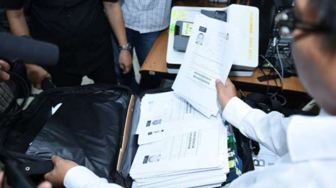 Ilustrasi paspor dan visa jemaah haji, Proses Pemeriksaan Visa Jemaah Haji 2019, Ilustrasi paspor dan visa jemaah haji, Ruben Onsu, Kimberly Ryder, Wendi Cagur, Teuku Wisnu