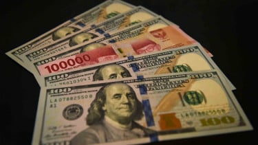 Lembaran mata uang rupiah dan dolar AS diperlihatkan di salah satu jasa penukaran valuta asing di Jakarta.