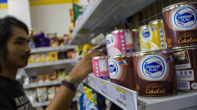 Konsumen memilih produk susu kental manis di salah satu mini market di Pasar Baru, Jakarta.