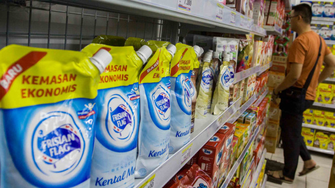 Konsumen memilih produk susu kental manis di salah satu mini market di Pasar Baru, Jakarta