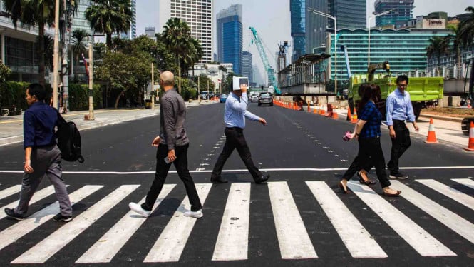 Ilustrasi pekerja berjalan kaki