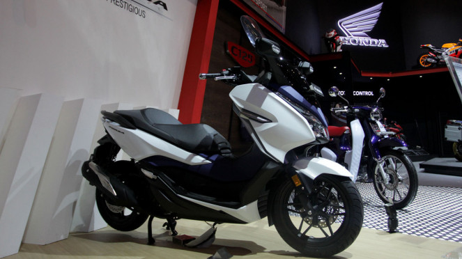 Motor Honda Forza di GIIAS 2018, 1. Honda Forza 2020: Menang Gengsi dan Fitur "Sultan", Motor Honda Forza di GIIAS 2018, 2. Yamaha Xmax Connected: Menang Teknologi dan Ketenangan Pikiran, 3. Hitung-hitungan Depresiasi dan Investasi, Kesimpulan VIVA Otomotif
