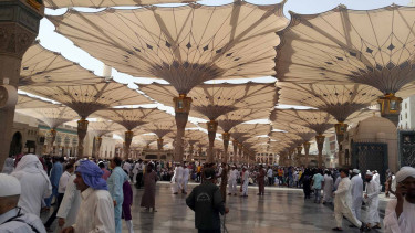 Keramaian Masjid Nabawi saat ibadah salat Jumat