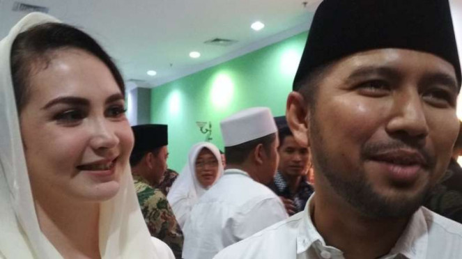 Emil Dardak dan Arumi Bachsin, Emil Dardak dan Arumi Bachsin, Uya Kuya di kompleks Parlemen, Senayan, Jakarta, Selasa 1 Oktober 2024, Eko Patrio., Rieke Diah Pitaloka, Foto: Isra Berlian, Astrid Kuya