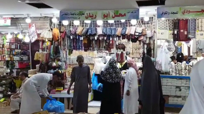 Menjelajah oleh-oleh di Pasar Dawoodiyah, Madinah, Padati Makam Rasulullah, Jemaah Haji Salat Arbain di Masjid Nabawi, Raudhatun Jannah/Raudhah (Taman Surga) di Masjid Nabawi, Ilustrasi suasana jemaah haji di Arab Saudi (dok: BP Haji), Menjelajah oleh-oleh di Pasar Dawoodiyah, Madinah, Jemaah dari mancanegara ke masjid Nabawi, Madinah, Kepulangan jemaah haji Indonesia melalui bandara AMAA, Madinah
