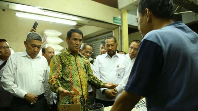 Menteri Pertanian (Mentan) Amran Sulaiman berbincang dengan pedagang beras.