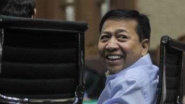 Mantan Ketua DPR Setya Novanto ., Skandal Korupsi yang Mengguncang Negeri, Drama ‘Benjol Bakpao’ dan Kecelakaan Misterius, Persidangan Penuh Drama hingga Vonis 15 Tahun, Sel Mewah di Sukamiskin, Skandal HP di Lapas, Hukuman Dipangkas Lewat PK, Resmi Bebas Bersyarat