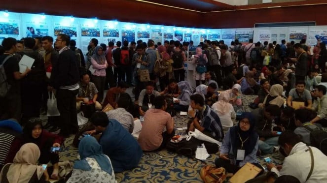 Ribuan pelamar kerja yang padati IBD Expo 2018 di Surabaya.