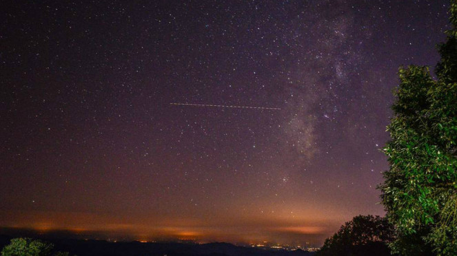 Ilustrasi hujan meteor., 1. Cahaya Terlihat dari Cirebon hingga Sekitarnya, 2. Waktu Kejadian: Sekitar Pukul 18.35 WIB, 3. Pendengaran Dentuman Kuat &amp; Getaran, 4. Terekam oleh Seismograf, 5. Analisis BRIN: Meteor Memasuki Atmosfer, 6. Diduga Jatuh di Laut Jawa, 7. Tidak Berbahaya, Tapi Termasuk Fenomena Langka