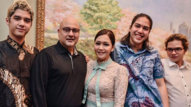 Maia Estianty, Iwan Mussry dan Al, El, Dul, Maia Estianty, Iwan Mussry dan Al, El, Dul , Mulan Jameela dan Ahmad Dhani, Denny Sumargo, Yunita Ababiel.