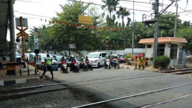 Perlintasan sebidang kereta api di Daop I Jakarta.