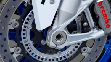Sensor ABS di cakram depan motor, Contoh rem depan motor yang dilengkapi ABS., Mengapa Roda Motor Mengunci Lebih Berbahaya Dibanding Mobil?, Manfaat ABS untuk Keamanan Berkendara, Kapan ABS Motor Justru Kurang Efektif?, Contoh sensor ABS pada roda belakang motor.