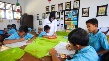 Ilustrasi guru mengajar di sekolah.