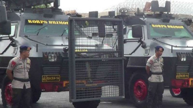 Aparat Brimob Polri apel pasukan dan kendaraan taktis di lapangan utama Markas Komando Brimob, Depok, Jawa Barat, Rabu 28 November 2018.