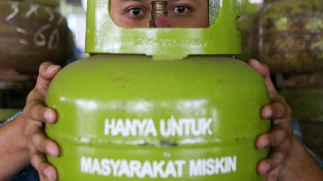 Warga memperlihatkan tabung Liquefied Petroleum Gas (LPG) ukuran 3 kg. (Foto ilustrasi).
