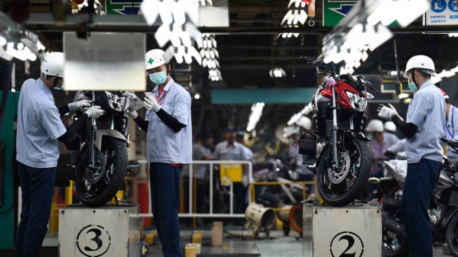 Karyawan melakukan pengecekan unit kendaraan di pabrik PT Yamaha Indonesia Motor Manufacturing, Jakarta