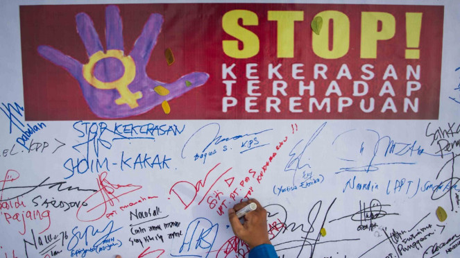 Warga membubuhkan tanda tangan saat aksi Menolak Kekerasan Terhadap Perempuan di Solo, Jawa Tengah