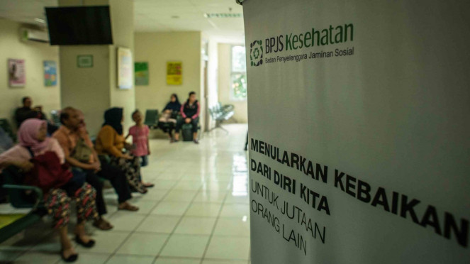 Calon pasien menunggu antrean di RSUD Jati Padang, Jakarta