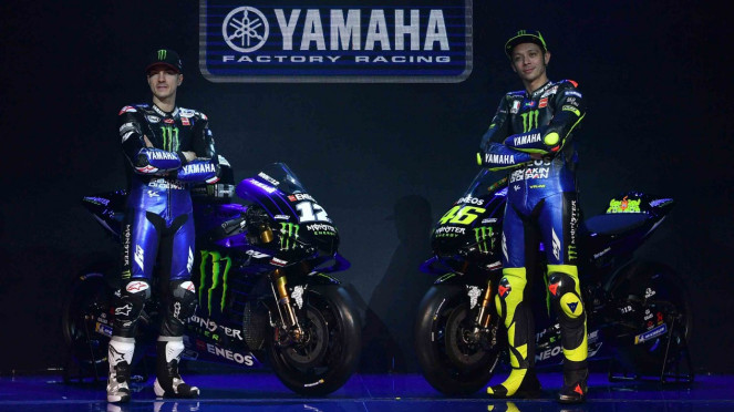 Pebalap MotoGP Valentino Rossi (kanan) dan Maverick Vinales berpose di depan motor YZR-M1 saat peluncuran Monster Energy Yamaha MotoGP Team di Jakarta, Senin, 4 Februari 2019.