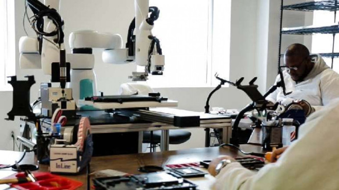 Ilustrasi robot dan manusia di industri.