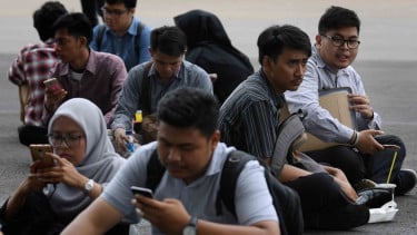 Para pencari kerja beristirahat disela-sela acara Indonesia Spectacular Job Fair â€œJOB FOR CAREERâ€ Festival 2019 di kawasan Stadion Utama Gelora Bung Karno, Jakarta