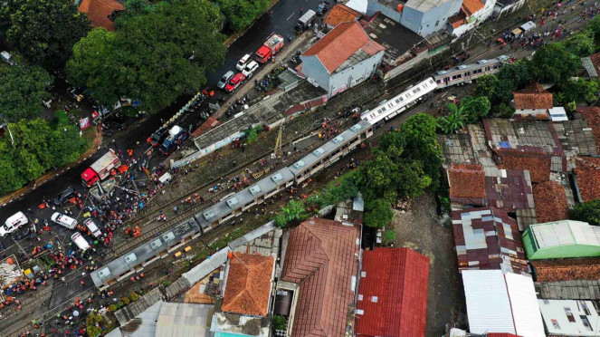 Foto udara kondisi KRL Commuter Line 1722 yang anjlok di pintu perlintasan Kebon Pedes, Tanah Sareal, Kota Bogor, Jawa Barat, Minggu, 10 Maret 2019.