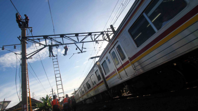Pekerja memperbaiki jaringan Listrik Aliran Atas (LAA) pascakecelakaan KRL. (Foto ilustrasi)