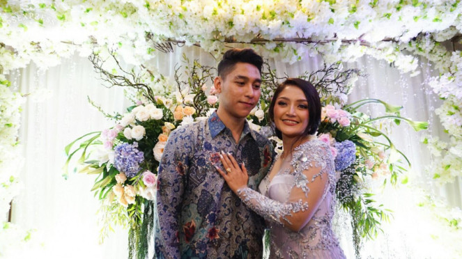 Siti Badriah bersama kekasihnya, Krisjiana Baharudin, saat lamaran 21 Maret 2019., 1. Indra Priawan dan Nikita Willy, 2. Rey Mbayang dan Dinda Hauw, 3. Maxime Bouttier dan Luna Maya, 4. Krisjiana Baharudin dan Siti Badriah