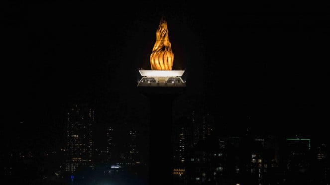 Suasana Monas yang penerangannya dipadamkan saat berlangsung Earth Hour di Jakarta, Sabtu, 30 Maret 2019.