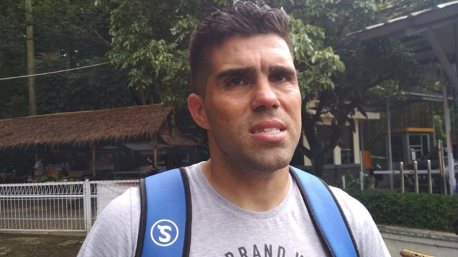 Bek Persib Bandung, Fabiano Beltrame, 1. Herman Dzumafo, 2. Silvio Escobar, 3. Guy Junior Nke Ondoua, 4. Charles Orock, 5. Onorionde Kughegbe John (OK John), 6. Zoubairou Garba, 7. Fabiano Beltrame