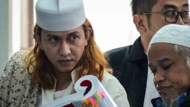 Terdakwa kasus dugaan penganiayaan terhadap remaja Bahar bin Smith (kiri) menjalani sidang lanjutan dengan agenda pemeriksaan saksi di Gedung Perpustakaan dan Kearsipan Kota Bandung, Jawa Barat