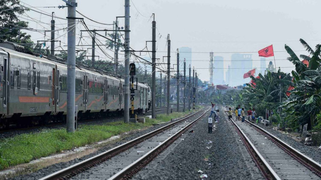 Anak-anak bermain di rel kereta api yang belom dioperasionalkan di daerah Klender, Jakarta, Selasa, 9 April 2019.