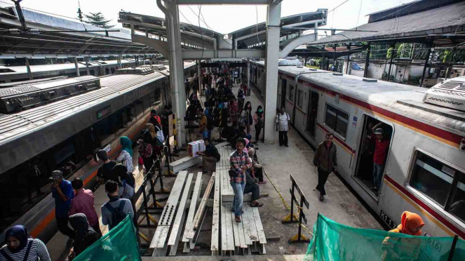 Penumpang beraktivitas di peron 3 dan 4  jalur rel dwiganda Stasiun Jatinegara, Jakarta, Jumat, 12 April 2019.