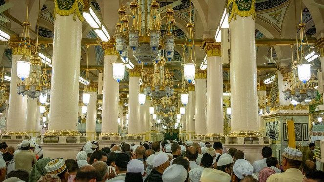 Raudhatun Jannah/Raudhah (Taman Surga) di Masjid Nabawi, Padati Makam Rasulullah, Jemaah Haji Salat Arbain di Masjid Nabawi, Raudhatun Jannah/Raudhah (Taman Surga) di Masjid Nabawi, Ilustrasi suasana jemaah haji di Arab Saudi (dok: BP Haji), Menjelajah oleh-oleh di Pasar Dawoodiyah, Madinah, Jemaah dari mancanegara ke masjid Nabawi, Madinah, Kepulangan jemaah haji Indonesia melalui bandara AMAA, Madinah