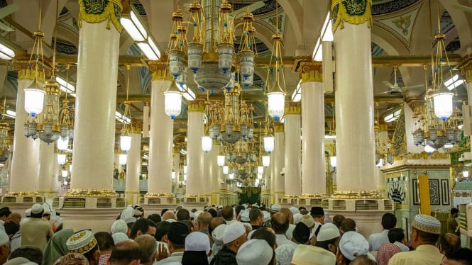 Raudhatun Jannah/Raudhah (Taman Surga) di Masjid Nabawi, Raudhatun Jannah/Raudhah (Taman Surga) di Masjid Nabawi, Masjid Nabawi di Kota Madinah Arab Saudi., Calon jemaah haji Indonesia membaur dengan jemaah lain di Masjid Nabawi, Madinah, Suasana Jabal Uhud di Madinah