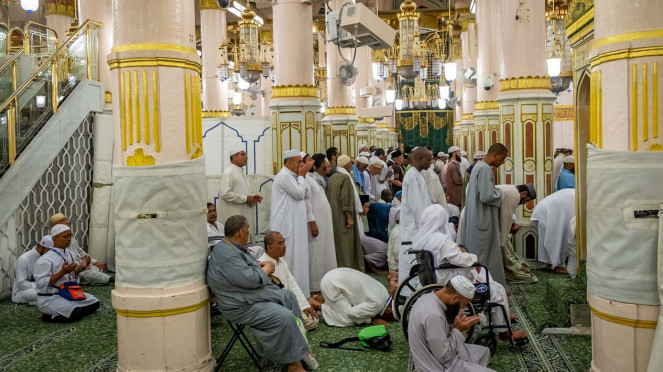 Raudhatun Jannah/Raudhah (Taman Surga) di Masjid Nabawi, Raudhatun Jannah/Raudhah (Taman Surga) di Masjid Nabawi, Masjid Nabawi di Kota Madinah Arab Saudi., Calon jemaah haji Indonesia membaur dengan jemaah lain di Masjid Nabawi, Madinah, Suasana Jabal Uhud di Madinah