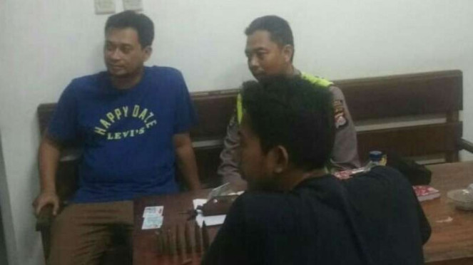 Pria berbaju hitam diamankan bawa 20 kg peluru bekas.