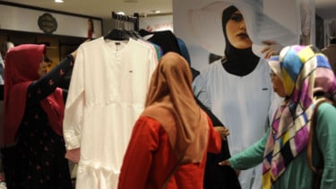 Ilustrasi belanja baju Lebaran