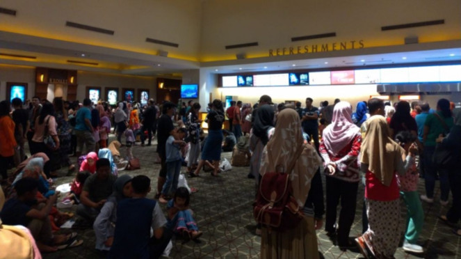 Pengunjung di Grand Mal 21, Pengunjung mall panik keluar gedung saat melihat kepulan asap, Pengunjung di Grand Mal 21, Pengunjung di Grand Mal 21, Pengunjung Senayan City tak bisa keluar mal karena kericuhan massa pendemo., Ilustrasi pusat perbelanjaan atau mal.