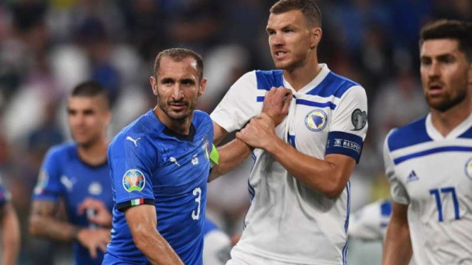 Striker Bosnia-Herzegovina, Edin Dzeko (tengah)., 10. Karim Bagheri – 28 Gol dalam 29 Pertandingan, 9. Sardar Azmoun – 29 Gol dalam 41 Pertandingan, 8. Chris Wood – 29 Gol dalam 31 Pertandingan, 7. Luis Suarez – 29 Gol dalam 64 Pertandingan, 6. Edin Dzeko – 30 Gol dalam 33 Pertandingan, 5. Robert Lewandowski – 34 Gol dalam 44 Pertandingan, 4. Ali Daei – 35 Gol dalam 51 Pertandingan, 3. Lionel Messi – 36 Gol dalam 72 Pertandingan, 2. Carlos Ruiz – 39 Gol dalam 47 Pertandingan, 1. Cristiano Ronaldo – 41 Gol dalam 52 Pertandingan