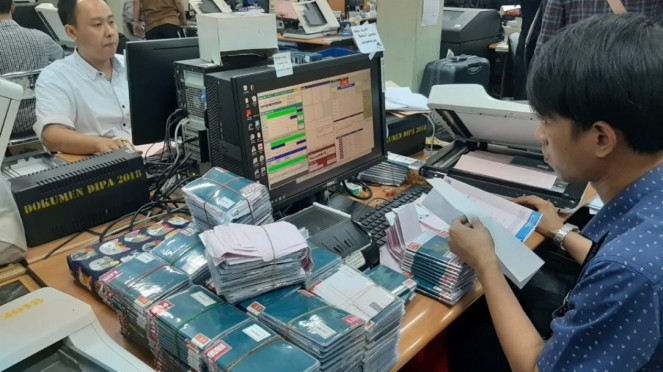 Proses Pemeriksaan Visa Jemaah Haji 2019, Proses Pemeriksaan Visa Jemaah Haji 2019, Ilustrasi paspor dan visa jemaah haji, Ruben Onsu, Kimberly Ryder, Wendi Cagur, Teuku Wisnu