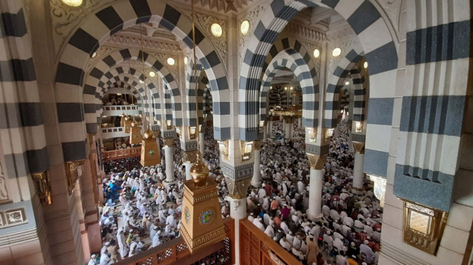 Padati Makam Rasulullah, Jemaah Haji Salat Arbain di Masjid Nabawi, Padati Makam Rasulullah, Jemaah Haji Salat Arbain di Masjid Nabawi, Raudhatun Jannah/Raudhah (Taman Surga) di Masjid Nabawi, Ilustrasi suasana jemaah haji di Arab Saudi (dok: BP Haji), Menjelajah oleh-oleh di Pasar Dawoodiyah, Madinah, Jemaah dari mancanegara ke masjid Nabawi, Madinah, Kepulangan jemaah haji Indonesia melalui bandara AMAA, Madinah
