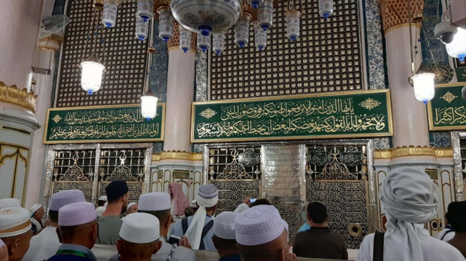 Padati Makam Rasulullah, Jemaah Haji Salat Arbain di Masjid Nabawi, Mekah, Arab Saudi., Padati Makam Rasulullah, Jemaah Haji Salat Arbain di Masjid Nabawi, Raudhatun Jannah/Raudhah (Taman Surga) di Masjid Nabawi, Ilustrasi suasana jemaah haji di Arab Saudi (dok: BP Haji), Menjelajah oleh-oleh di Pasar Dawoodiyah, Madinah, Jemaah dari mancanegara ke masjid Nabawi, Madinah, Kepulangan jemaah haji Indonesia melalui bandara AMAA, Madinah