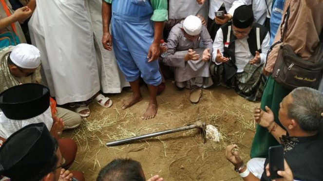 Makam KH Maimoen Zubair di pemakaman Mala Mekah, Pemakaman kuno Mala di Mekah , Foto Udara Masjidil Haram (2015). Tribun tawaf sementara dipasang memutari Kabah, Ilustrasi suasana jemaah haji di Arab Saudi (dok: BP Haji), Makam KH Maimoen Zubair di pemakaman Mala Mekah