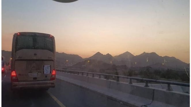 Senja menuju Muzdalifah., Puncak ibadah haji tahun 2025, Wukuf di Arafah 9 Zulhijah 1446 H, Senja menuju Muzdalifah., Jemaah haji di Arafah, Seorang petugas haji membantu jemaah di Miqat Bir Ali Madinah