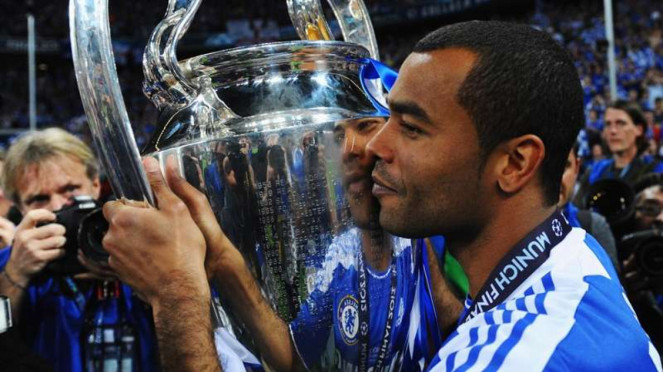 Ashley Cole saat membawa Chelsea juara Liga Champions 2011/2012, Nottingham Forest juara Liga Champions 1978/79, Olympique Marseille juara Liga Champions 1992-93., Ashley Cole saat membawa Chelsea juara Liga Champions 2011/2012, PSG juara Liga Champions 2024/25