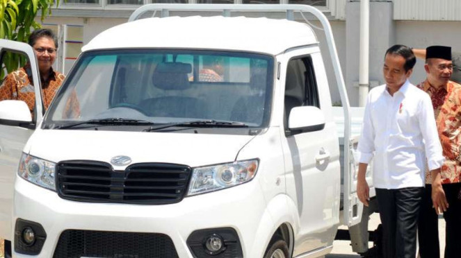 Presiden Jokowi menjajal mobil Esemka Bima